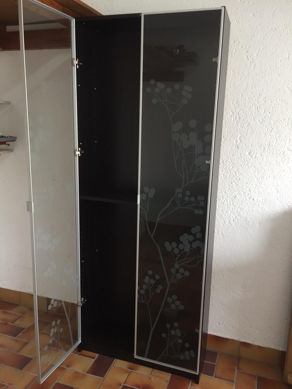 IKEA BILLY Regal mit Glastüren in 81829 München für € 50,00 zum Verkauf