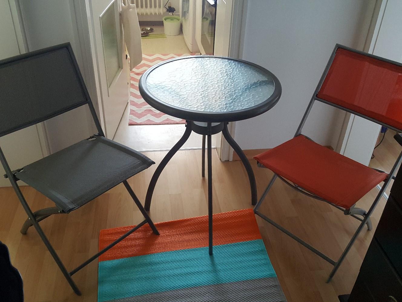 Balkontisch mit 2 Stühlen! Zu verschenken! in 81927 München für gratis