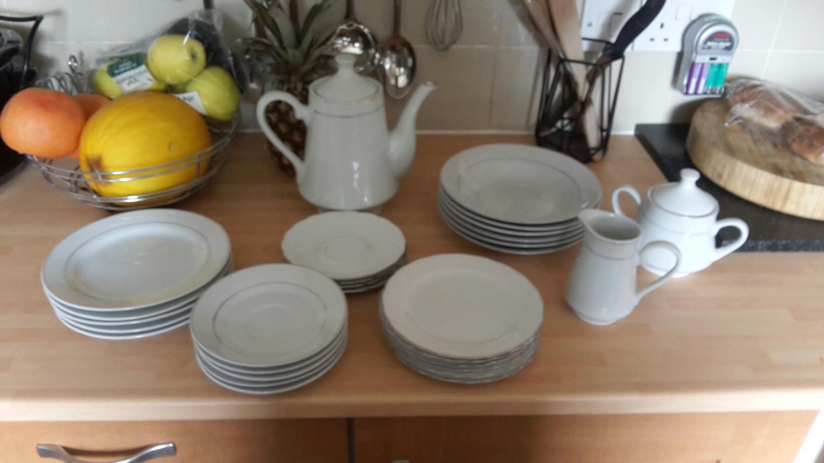 Gold trim white plate set 10 ono in Wellington für £ 10,00 zum Verkauf