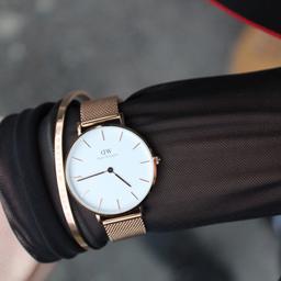Verkaufe meine kaum getragene Daniel Wellington Uhr mit Armreif! Farbe: Rose Gold
Kein Kratzer , wie neu !
32 mm
Neupreis : Uhr 130€
 Armreif 50€