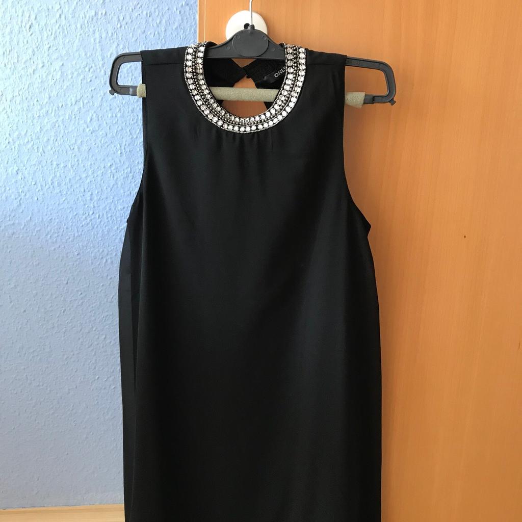 Verkaufe dieses super süßes schwarzes Kleid von only in Gr.36
Es wurde nur einmal getragen.Wegen Schwangerschaft leider zu klein das Kleid ist in einem top Zustand.
Bei Versand zzgl Versandkosten