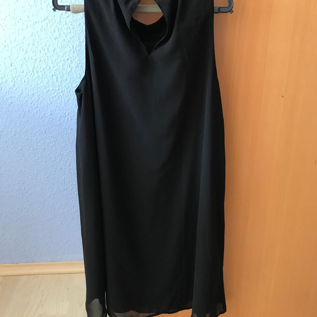 Verkaufe dieses super süßes schwarzes Kleid von only in Gr.36
Es wurde nur einmal getragen.Wegen Schwangerschaft leider zu klein das Kleid ist in einem top Zustand.
Bei Versand zzgl Versandkosten