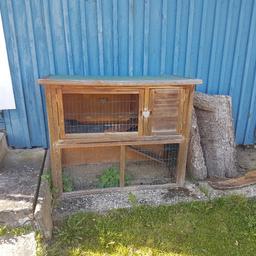 Verkaufe hier einen sehr gut erhaltenen Hasenstall. Platz aufjedenfall für zwei Hasen/ Kaninchen ausreichend.
Preis VB
