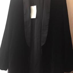 Brand New Zara Jacket/ Blazer with Wrap around belt. RRP £79.99

Never been worn and still has tags. Size Large. Beautiful feel and very stylish.

Comes from pet and smoke free house.