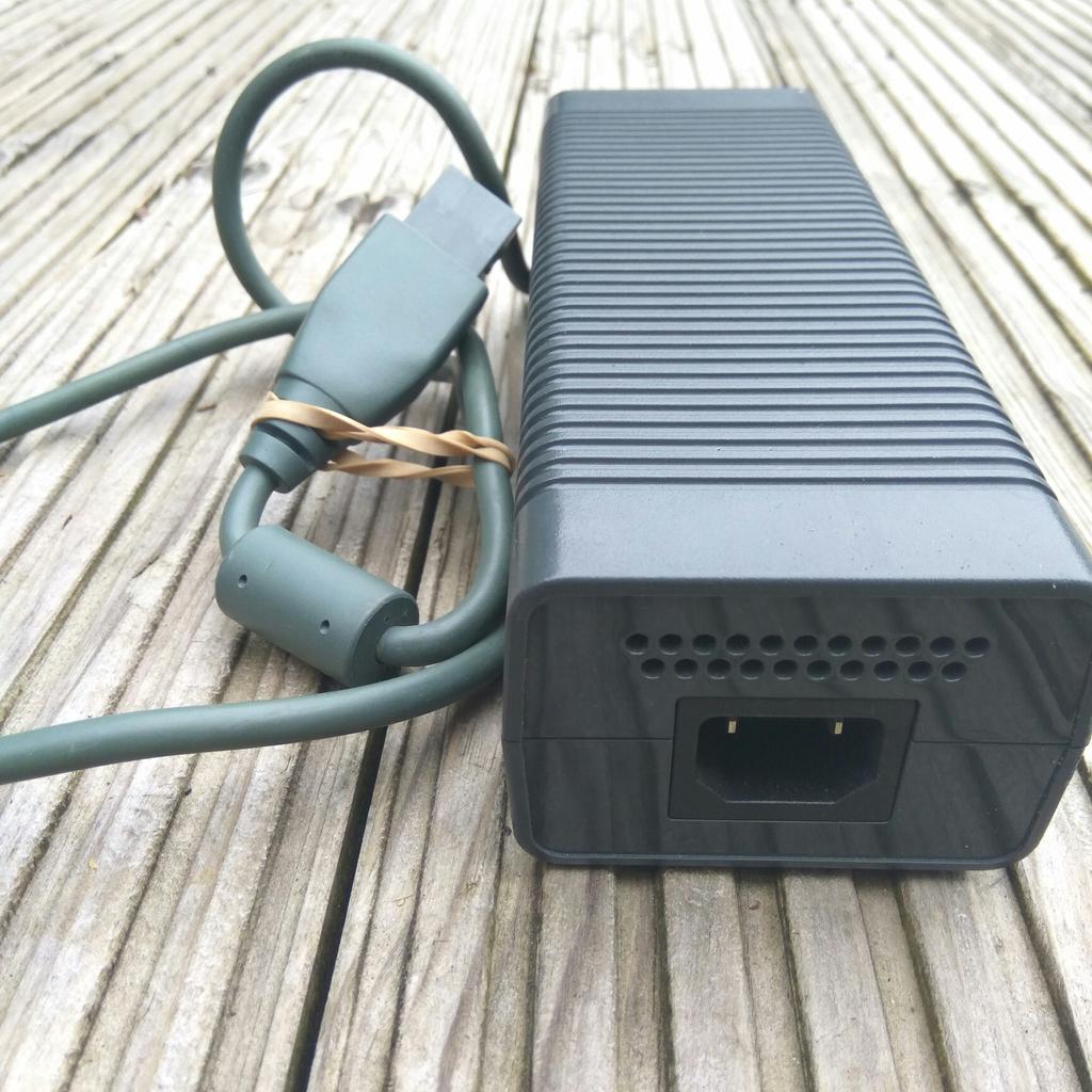 Used in perfect working condition
175w version Please note the 3 pin plug mains lead is not supplied.... just what's in the photo

Xbox 360-3 power brick
