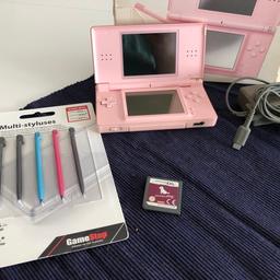 Hallo ich verkaufe hier meinen Nintendo DS Lite in Rosa. Dazu gibt es noch das Spiel Nintendögs und original eingepackte Stifte. 
Der Nintendo DS Lite funktioniert ohne Probleme.