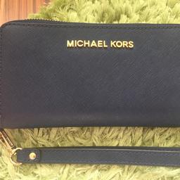Verkaufe neuwertige Brieftasche von Michael Kors in dunkelblau. Der Schriftzug ist Gold.