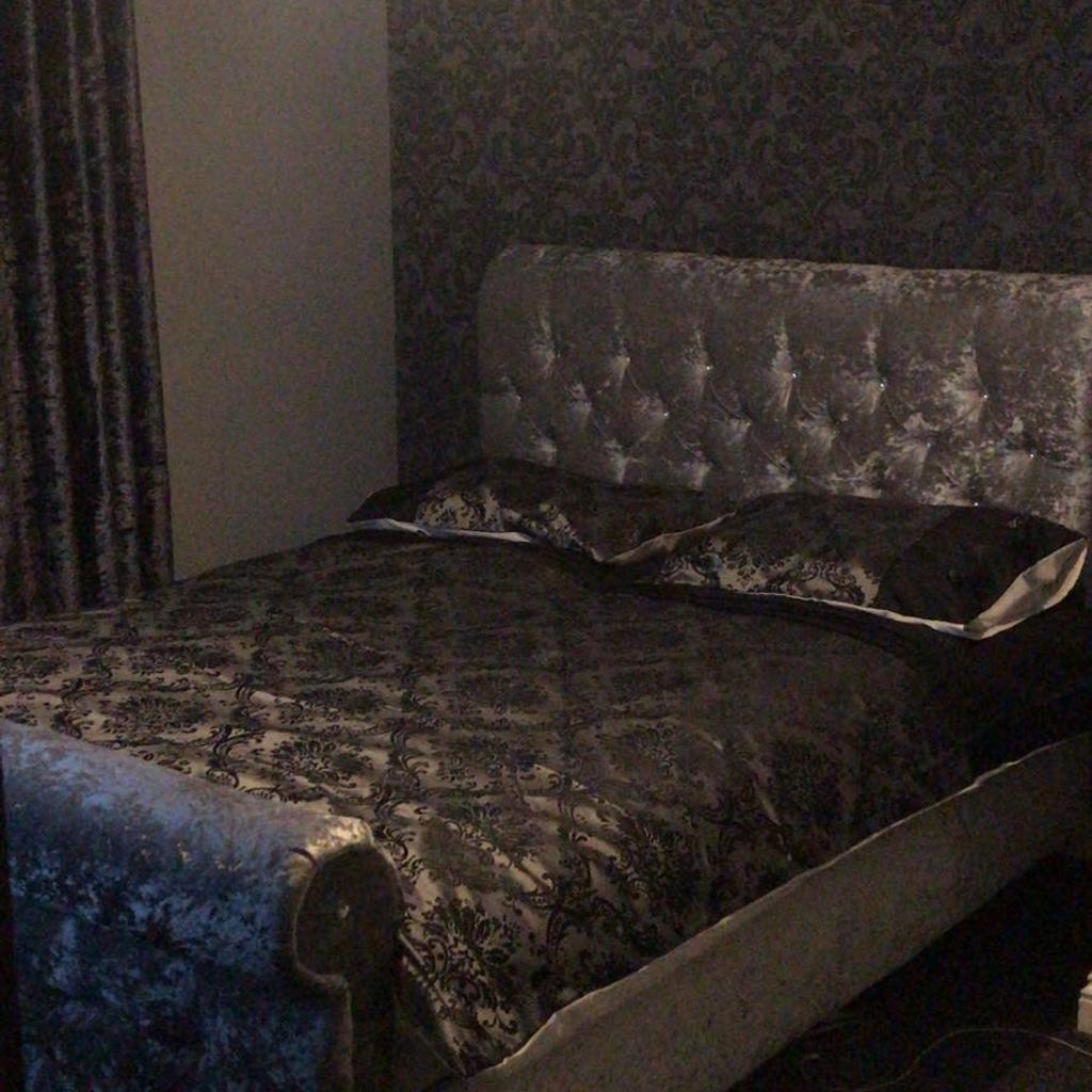Crushed velvet sleigh bed frame in B4 Birmingham für £ 179,00 zum
