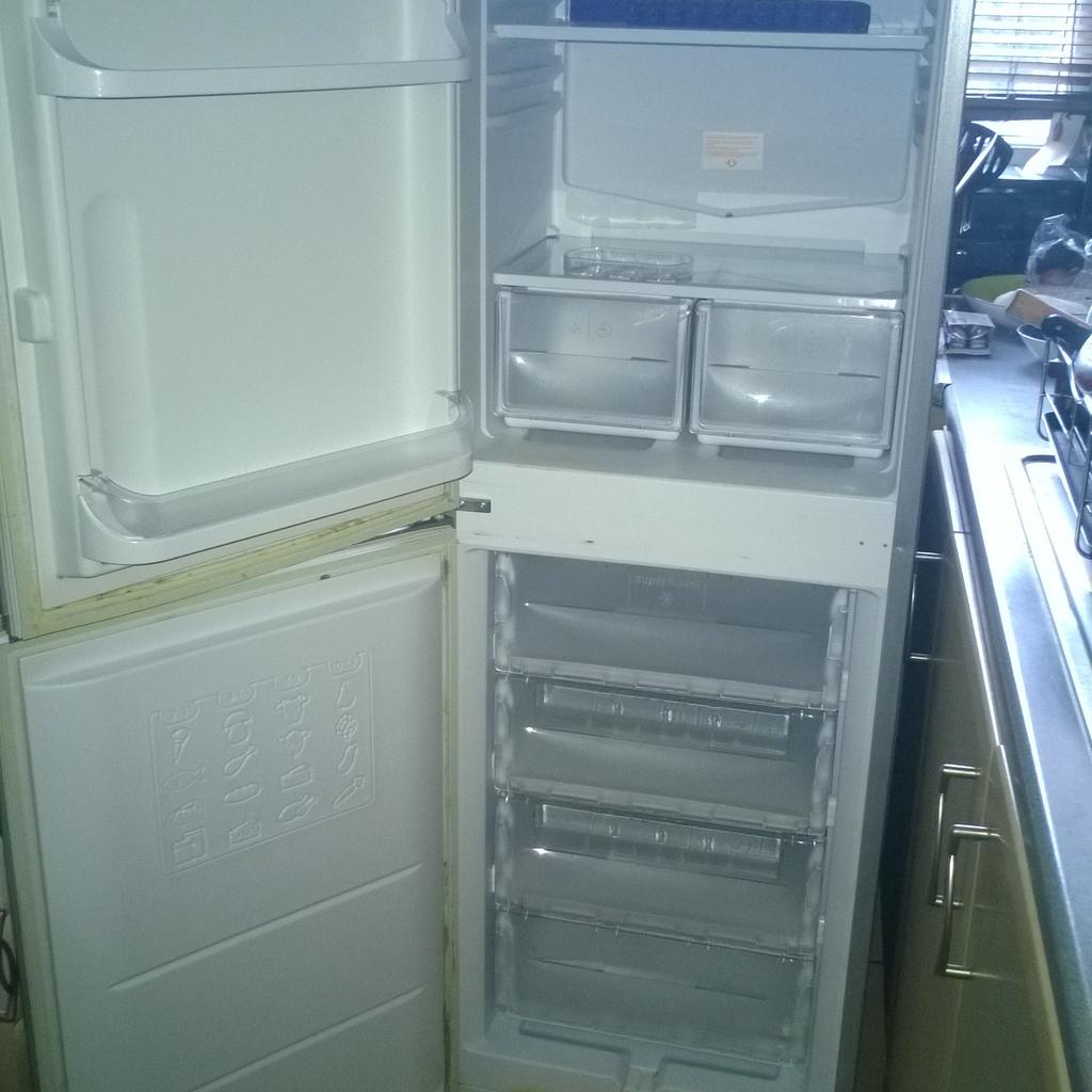 HOTPOINT ICED DIAMOND FRIDGE FREEZER GREY in BL9 Hollins for £70.00 for