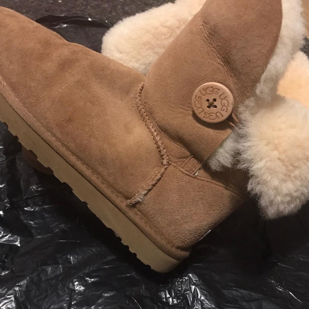 Genuine bailey buttons uggs chestnut suede in M21 Manchester für 35,00