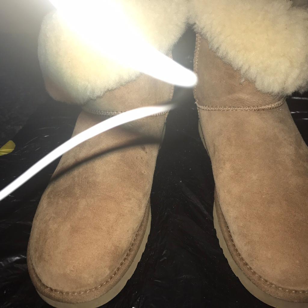 Genuine bailey buttons uggs chestnut suede in M21 Manchester für 35,00