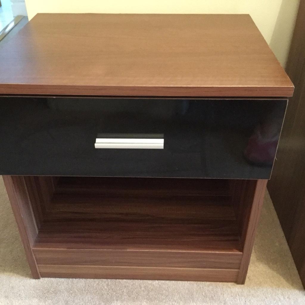 Lovely Black Gloss Bedside in CH1 Chester für £ 10,00 zum