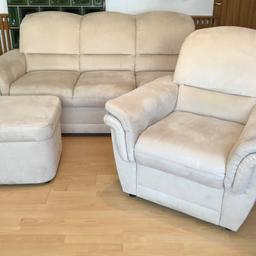 Verkaufe gebrauchte Couch,nicht beschädigt

Neupreis: 2200€

Sofa: Breite:1.95m Höhe: 95cm Tiefe: 95cm

Sessel: Breite: 1m

Hocker: Breite: 60cm Höhe: 45cm