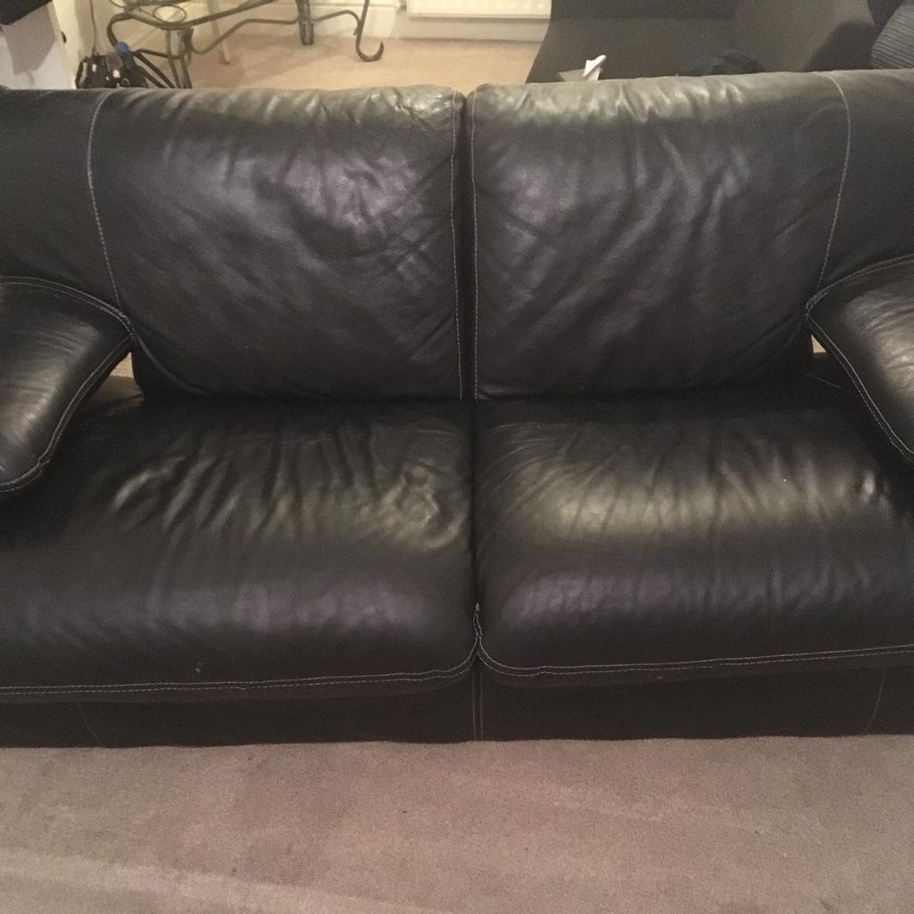 2 x 2 seater black leather sofas in DL1 Darlington für 70,00 £ zum