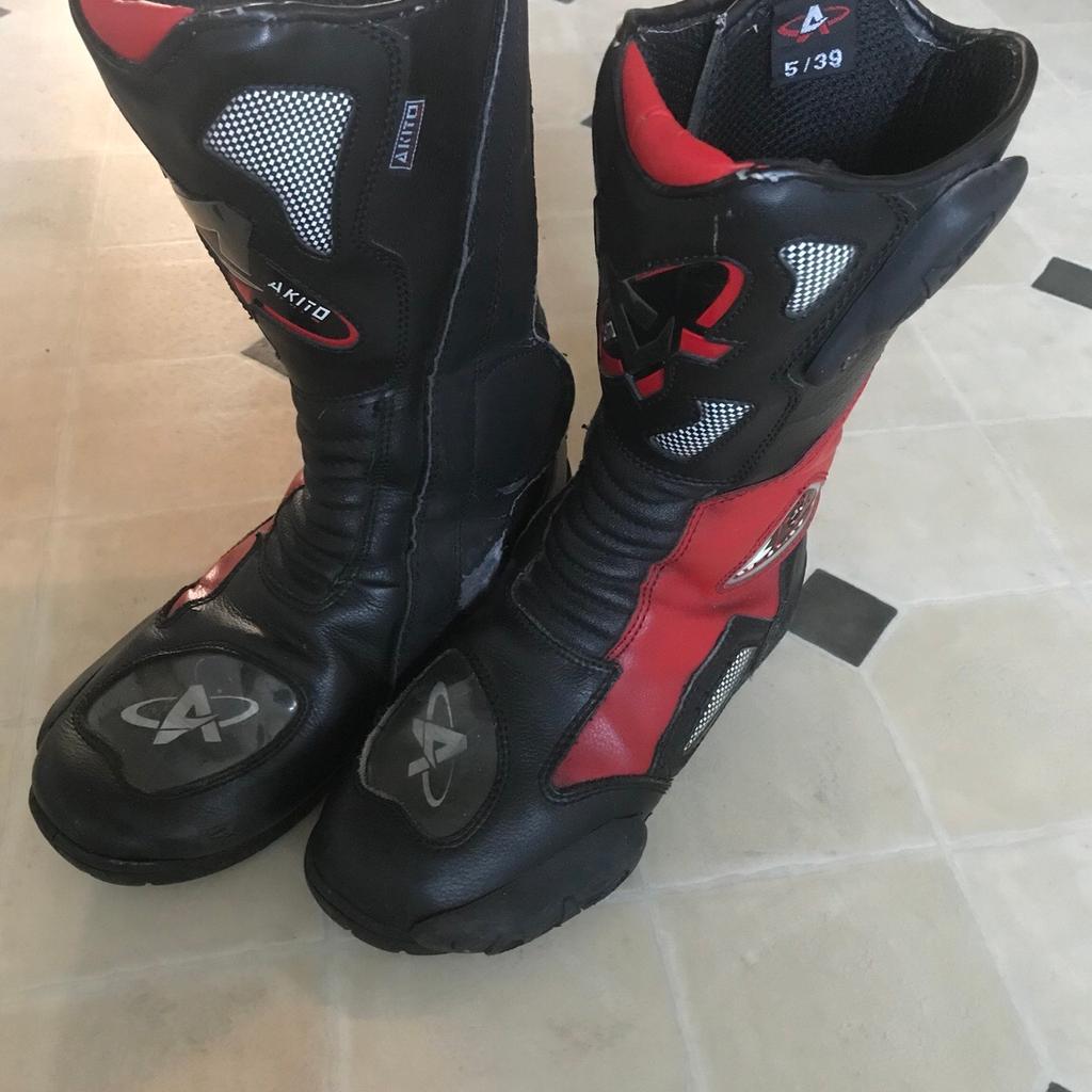 Used motorcycle boots size 6,on the label it says 5 but I am a size 6 & they fit comfortably,usual wear & tear but loads of life left in them,Velcro & zips work fine.