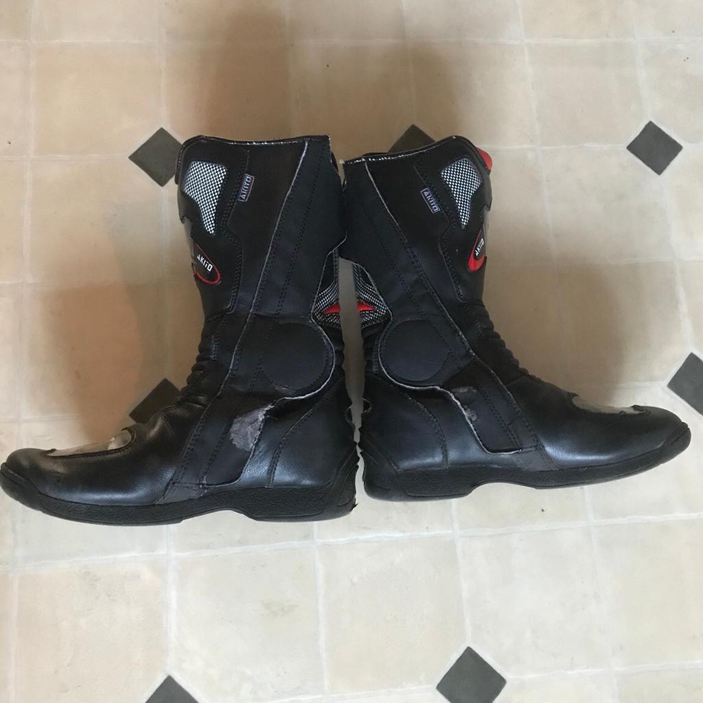 Used motorcycle boots size 6,on the label it says 5 but I am a size 6 & they fit comfortably,usual wear & tear but loads of life left in them,Velcro & zips work fine.