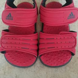 Rote Adidas Sandale, geeignet für Junge und Mädchen, nichts kaputt 
Preis ohne Versand