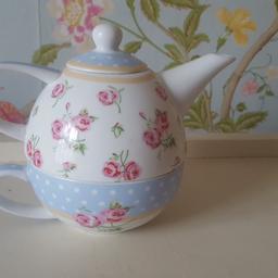 Nice vinage style teapot for 1 which includes 1 cup attached. 

collection north reddish sk56lz