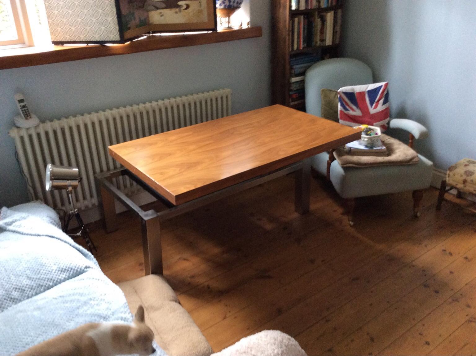 Large coffee table turns into dining table in SW15 Wandsworth for £35.