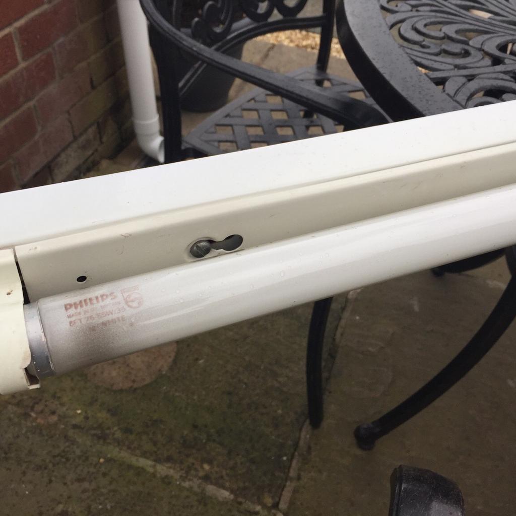 6 foot fluorescent light fitting in PR2 Preston for £10.00 for sale