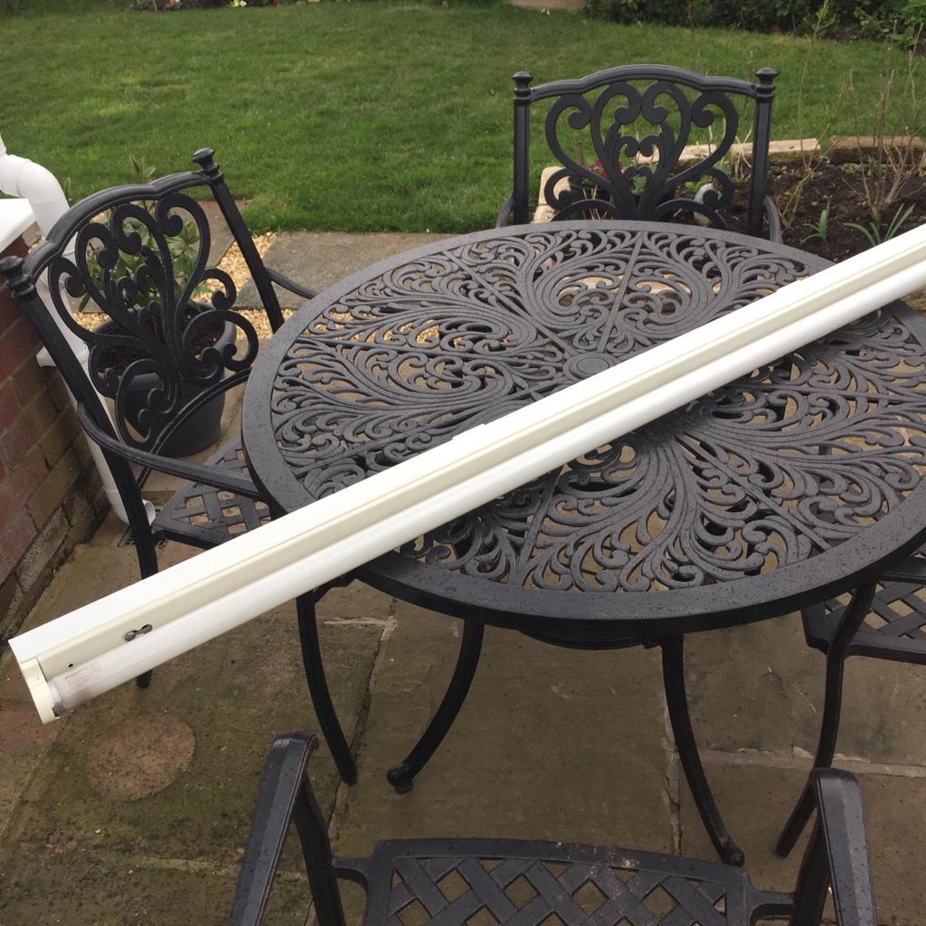 6 foot fluorescent light fitting in PR2 Preston for £10.00 for sale ...