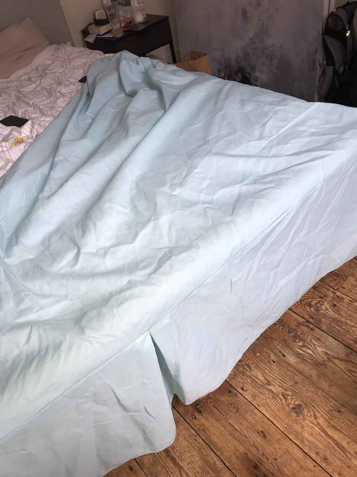 Duck egg/ light blue valance sheet for double in E1 Hackney für £ 3,00