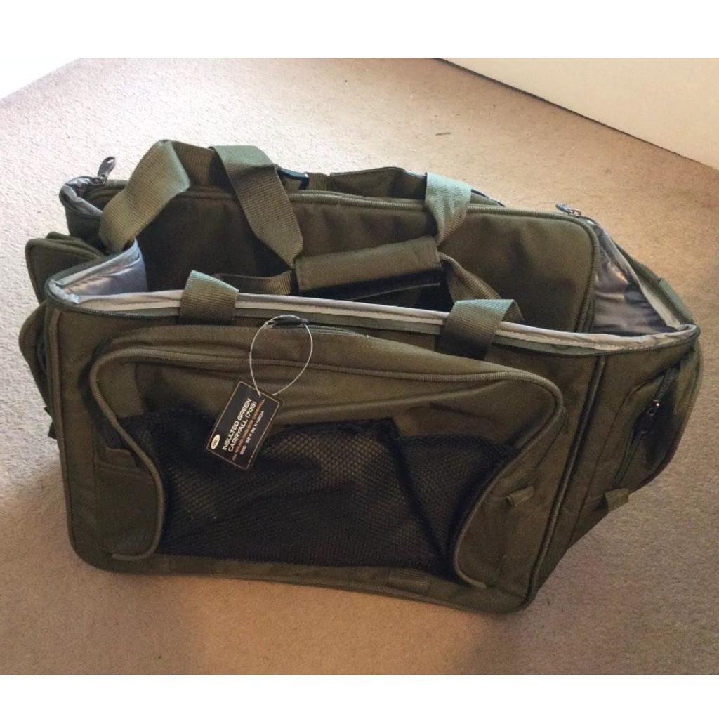 An excellent quality olive green carryall with spacious insulated main compartment, three generous zipped external pockets. NGT
55 x 36 x 31cm
Can post if needed