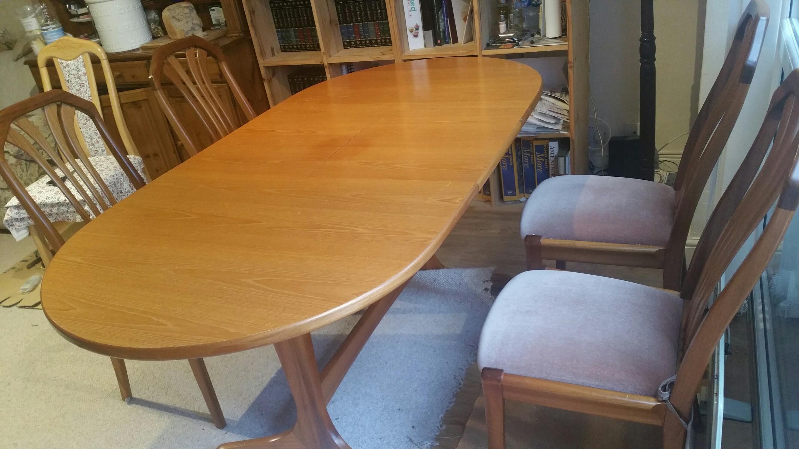 Teak extendable dining table and 6 chairs in B20 Birmingham für 160,00