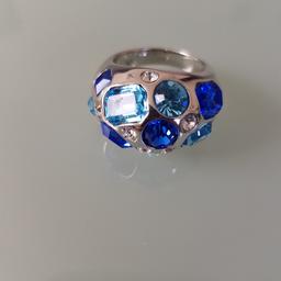 Ring im Sterling Silber 925/- rhodiniert
Ringgrösse ca. 17mm
Mit farbigen Zirkoniasteinen besetzt