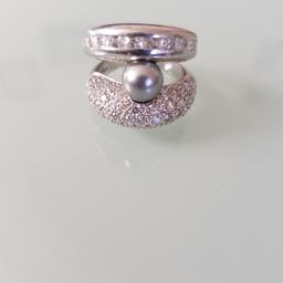 Ring in Sterling Silber 925/-
Ringgrösse 17 mm
Mit Zirkoniasteinen und grauer Perle besetzt
Leichte Gebrauchsspuren