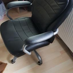 Verkaufe mein Büro Stuhl er ist in ein Top zu stand keine Gebrauchsspuren. Neu hat er 300 Euro gekostet. Ist bis 150kg ausgelegt.
Kein Versand. Nur Abholung. Preis ist VB