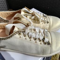 Scarpe sneakers donna/ragazza n. 37 colore panna con patina dorata con applicazioni di strass e perle come da foto... Come nuove, indossate due volte.