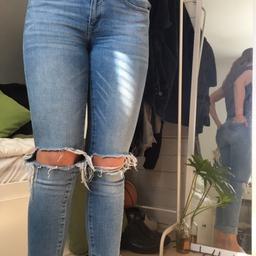 Jättefina jeans ifrån Cubus. Har varit mina favoriter men sitter nu lite för tight vilket gör att jag måste sälja de. Snygga med slitna knän och i storlek XS skulle dock säga att de passar S också.