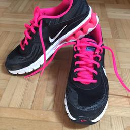 Einmalig getragene Nikes in modischem Schwarz-Pink, absolut neuwertig und bequem