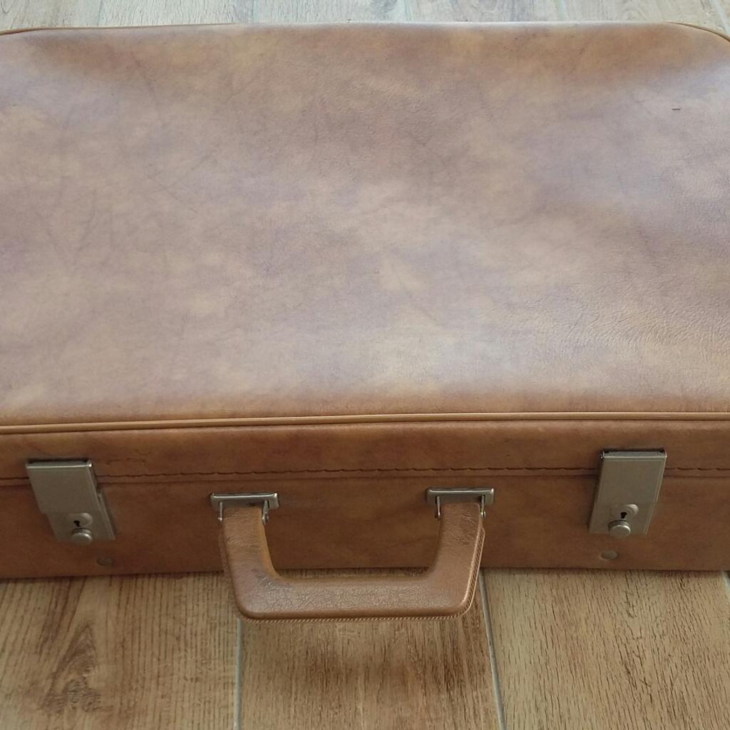 Gut erhaltener Koffer aus den 50er bis 70er Jahren mit altersentsprechenden Gebrauchsspuren.