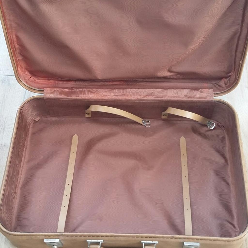 Gut erhaltener Koffer aus den 50er bis 70er Jahren mit altersentsprechenden Gebrauchsspuren.