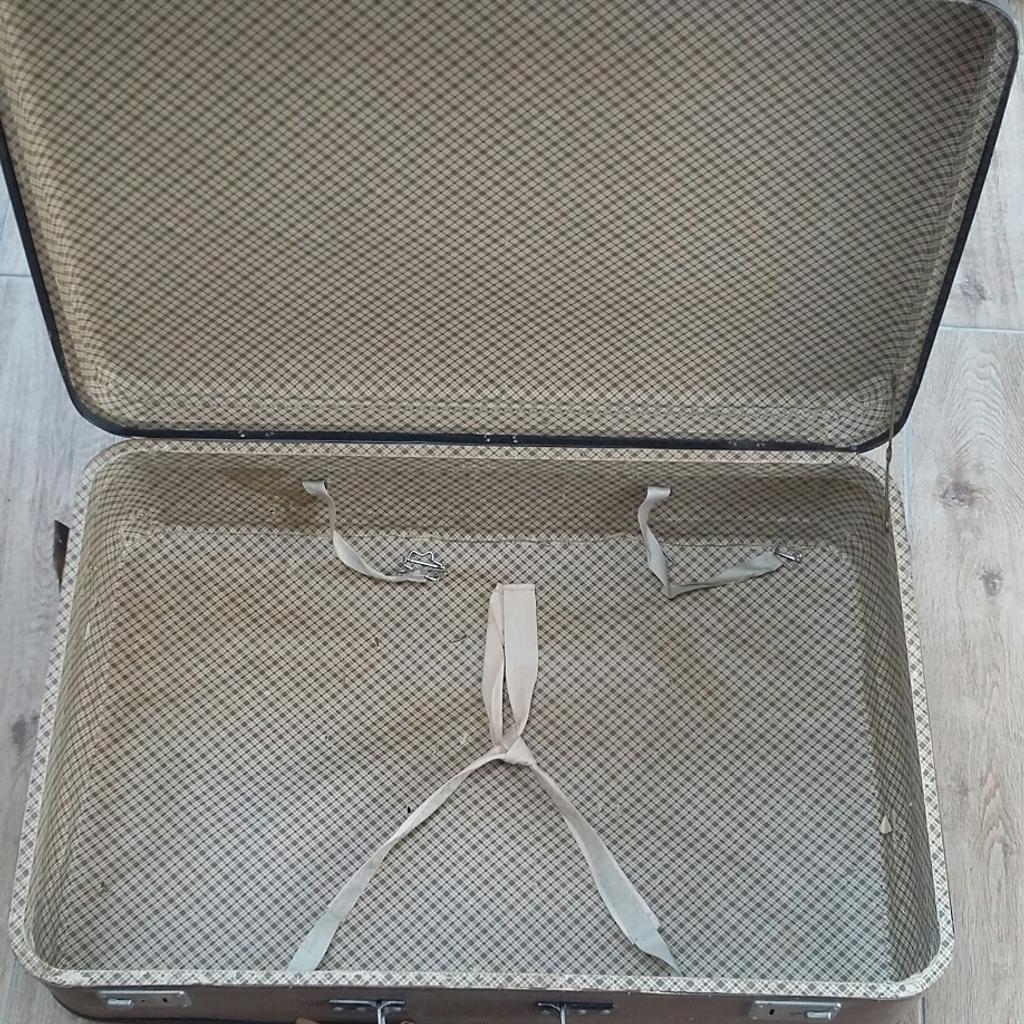 Gut erhaltener Koffer aus den 50er Jahren aus Vulkanfiber mit altersentsprechenden Gebrauchsspuren.