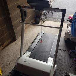 Reebok i- run treadmill, folds away includes safety key with a variety of training programs. In great condition for further information please PM me.