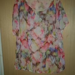 Floral light top beautiful for a sunny day, light and airy
Size 22