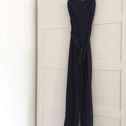 Trägerloser, dunkelblauer Jumpsuit mit Taillengürtel und Coulotte-Schnitt bei den Beinen von Zara, angenehm, fallenes Material