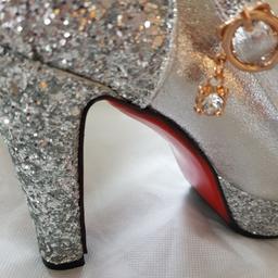 Absolutely stunning shoes . Never worn still in packaging. Ordered a size 5 but would fit more a size 4/4.5