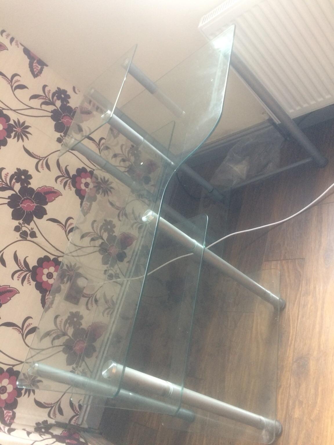 Glass computer desk in BD2 Bradford für £ 20,00 zum Verkauf Shpock AT