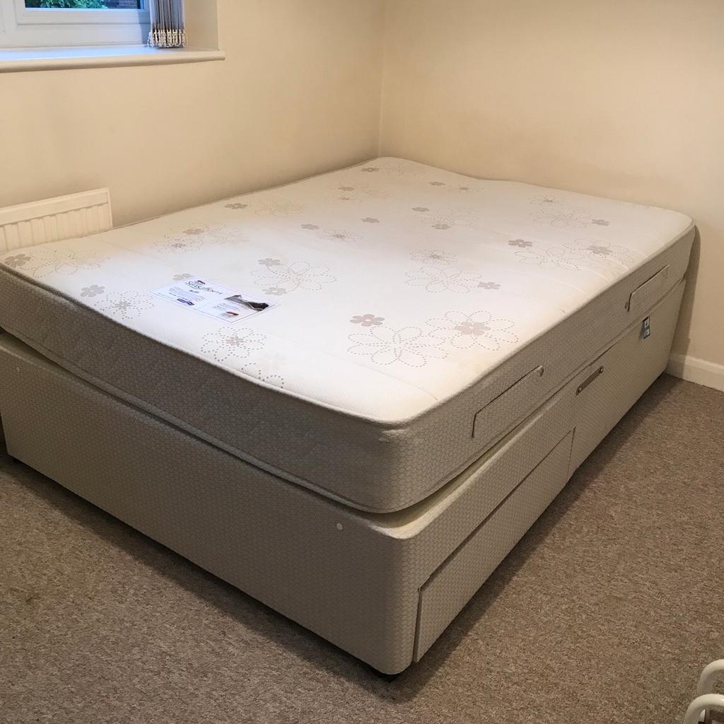 Double divan bed with mattress in M34 Tameside für 20,00 £ zum Verkauf