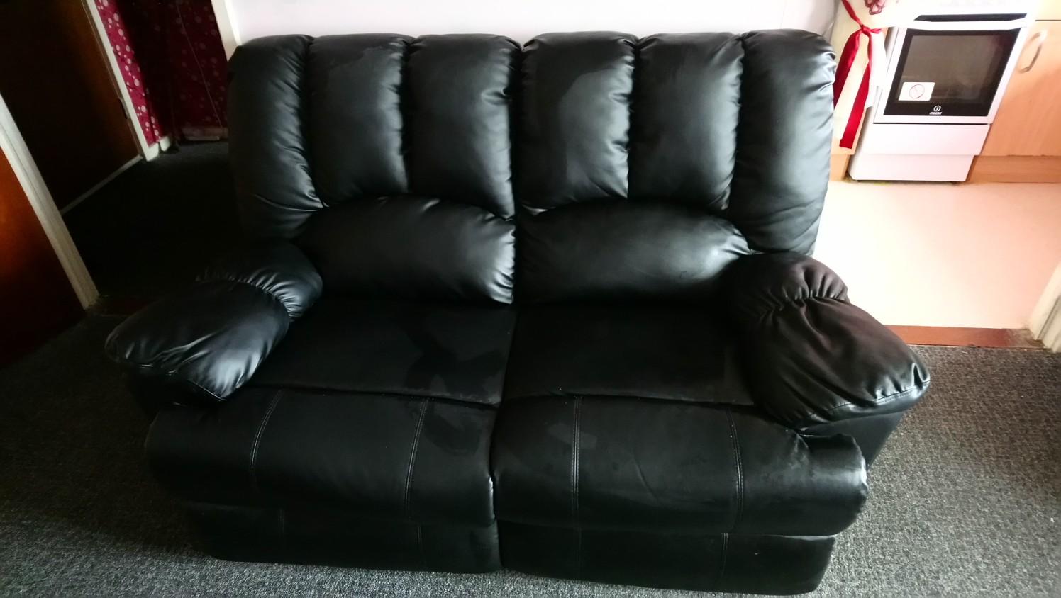 Black leather recliner sofa in L4 Liverpool für 90,00 £ zum Verkauf