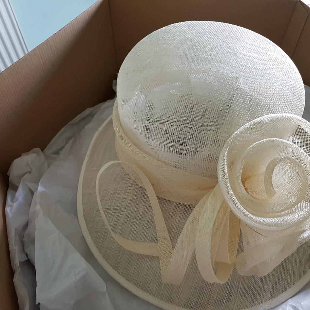 2 lovely hats in South Derbyshire für £ 12,00 zum Verkauf Shpock AT