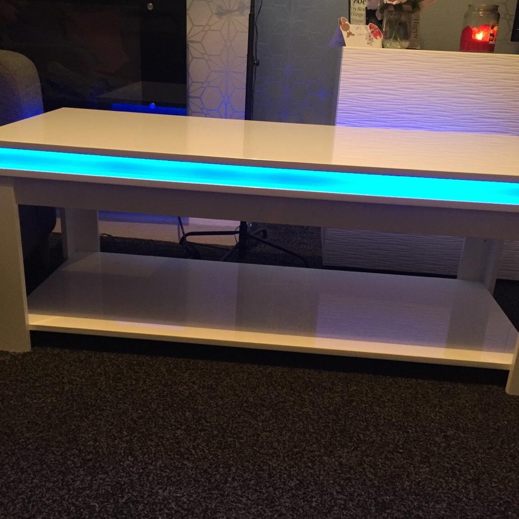 white high gloss tv unit with LED light in Tameside für £ 60,00 zum