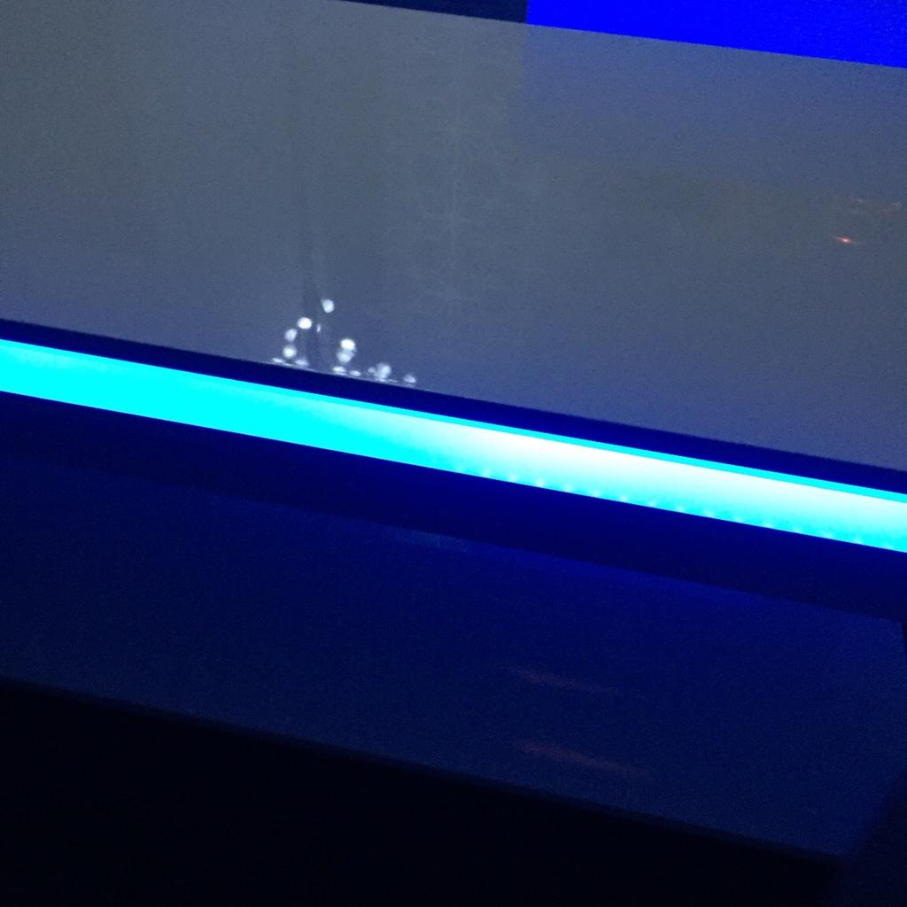 white high gloss tv unit with LED light in Tameside für £ 60,00 zum