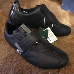 Herren Lacoste Schuhe
Größe 42
Ungetragen 
Farbe: schwarz 
Obermaterial: Leder
Verschluss: Klettverschluss
