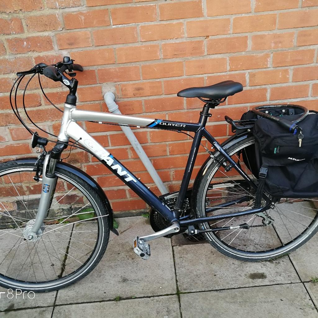 18 speed. Comes with the panniers. And Padlock. 2x keys. Dynamo lights fitted to front and rear has suspension at the front it's in mint condition collection only.
