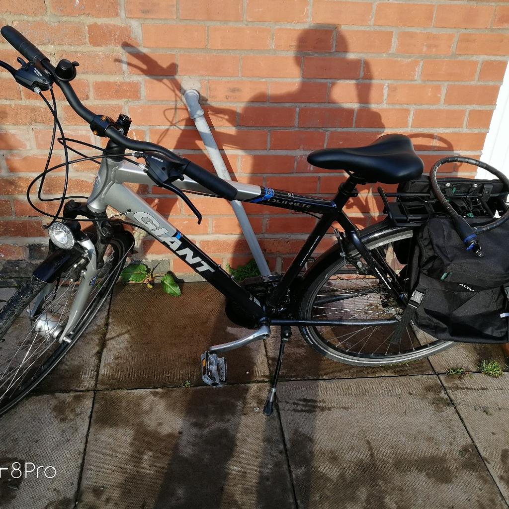 18 speed. Comes with the panniers. And Padlock. 2x keys. Dynamo lights fitted to front and rear has suspension at the front it's in mint condition collection only.
